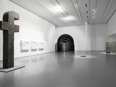 Арт-группа Recycle. Letter F. 2012. Полиуретановая резина, литье. 300 х 135 х 45 см. Фото courtesy Мультимедиа Арт Музей, Москва. © Авторы и галерея «Триумф», Москва. Recycle Art Group. Letter F. 2012. Cast polyurethane. 300 х 135 х 45 cm. Image courtesy Multimedia Art Museum, Moscow. © Artists and Triumph Gallery, Moscow