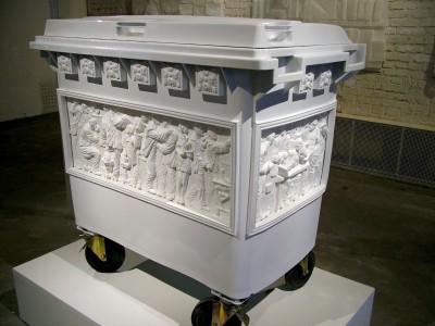 Recyсle. Из проекта Reverse. 2010. Смешанная техника. Courtesy Галерея М&Ю Гельман, авторы / Recyсle. From the Reverse project. 2010. Mixed media. Courtesy M&J Guelman Gallery, authors