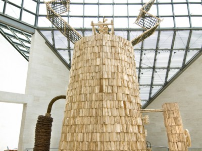 Николай Полисский и Никола-Ленивецкие Промыслы. Большой адронный коллайдер. 2009. Инсталляция. Дерево. Courtesy автор, Музей современного искусства в Люксембурге / Nikolay Polissky & Nikola-Lenivets Crafts. Large Hadron Collider. 2009. Installation. Wooden. Courtesy author, Mudam Luxembourg. Musee d’Art Moderne Grand-Duc Jean