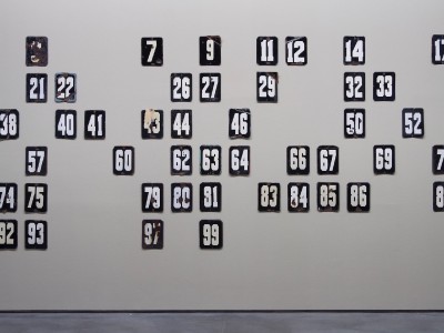 Аслан Гайсумов. 2015. Инсталляция. 50 металлических номерных знаков. 203×479 см. Предоставлено автором и Zink Gallery, Вальдкирхен, Германия / Aslan Gaysumov. 2015. Installation. 50 metal plaques. 203×479 cm. Courtesy of the author and Galerie Zink, Waldkirchen